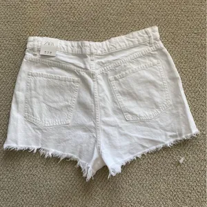 NEW Zara High Rise White Jean Denim Fringe Shorts 2.25” Pockets Size 14 / 46 NWT thumbnail 9