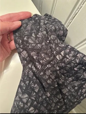 Lululemon Black/Gray Geometric Patterned Leggings‎ size 6 EUC thumbnail 5