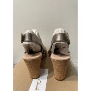 Clarks Lafley Joy Pewter Metallic Leather Wedge Sandals 8.5 M 26145422 NEW‎ thumbnail 4