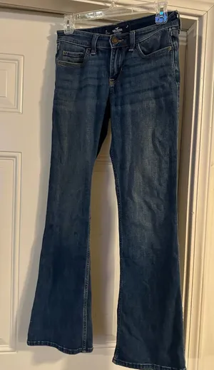 Hollister Low-Rise Bootcut Jeans - Soft Stretch - Medium Wash - Size 2R thumbnail 1