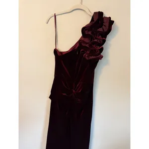 Xscape Burgundy Wine Ruffle One-Shoulder Velvet Gown Size 8 $258 NEW thumbnail 8