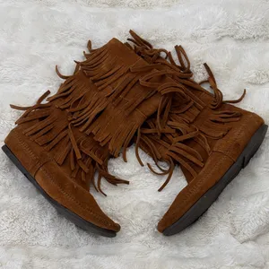 MINNETONKA Brown Suede Three Layer Fringe Boots, Size 9 thumbnail 2