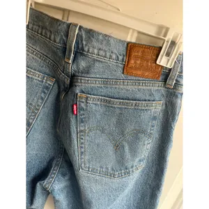 Levi's Premium Wedgie Straight Ankle Women's‎ Light Wash Jeans Sz 29x28 thumbnail 7