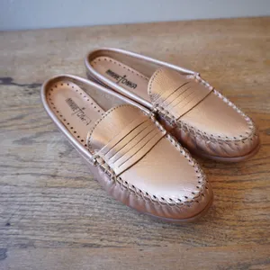 Minnetonka Womens Size 9 Mule Loafers Rose Gold Excellent Metallic Leather Flats thumbnail 2