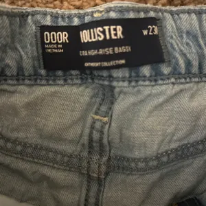 Hollister Medium Wash Baggy Ultra High-Rise Jeans thumbnail 4