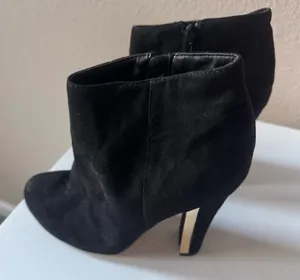 Elegant Black Ankle Boots Size 7 thumbnail 1