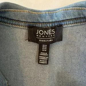 Denim Jacket Medium Wash Blue Stretch Jones New York Gold‎ Buttons Size Medium thumbnail 2
