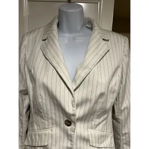 White House Black Market One-Button Blazer in Pinstripe Size 2 Ivory. thumbnail 7