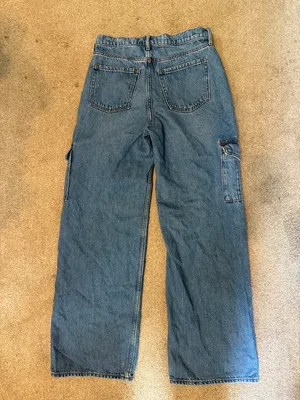 Old Navy Light Wash Sky Hi Wide Leg Cargo Jeans Size 2 thumbnail 3