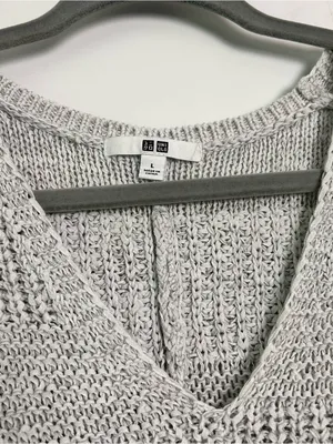 Uniqlo|Light Gray V-Neck Short Sleeve Knit Sweater sz L thumbnail 2