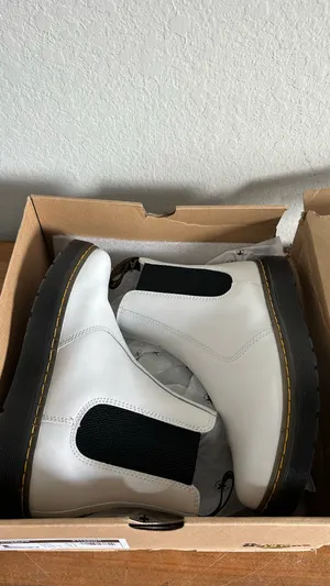 Dr. Martens Boots Women’s thumbnail 2