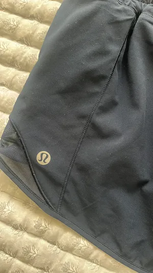 Lululemon Shorts Hotty Hot 2.5" Low-Rise thumbnail 4