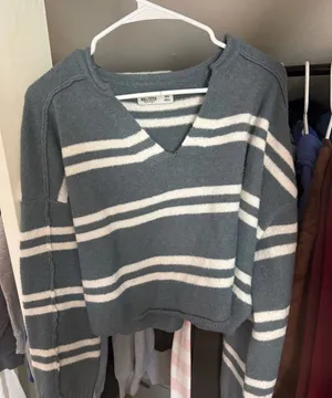 Hollister Sweater  thumbnail 1