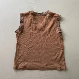 Vintage Dressbarn Ribbed Lace Trim V-Neck Tank thumbnail 3
