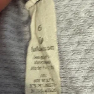 Lululemon top has some staining on it size‎ 6 thumbnail 4
