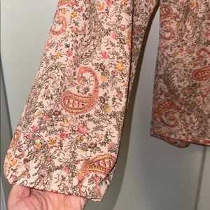 Daytrip Boho Peasant Blouse Top Blush Floral Paisley Print Women’s Medium M thumbnail 8