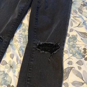 America Eagle Next Level Stretch Black Distressed Jeans Size 2 thumbnail 3