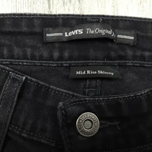 Levi’s Mid Rise Black Skinny Jeans Women’s Size 6S thumbnail 9