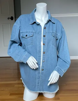 Women’s Oversized Denim Shacket Shirt Jacket Light Wash Frayed Hem Size M thumbnail 1