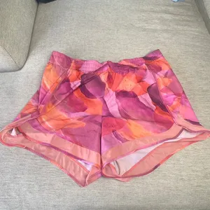 Athleta Printed Mesh Racer Run Shorts 1X Pink‎ Orange Abstract Athletic Workout thumbnail 3