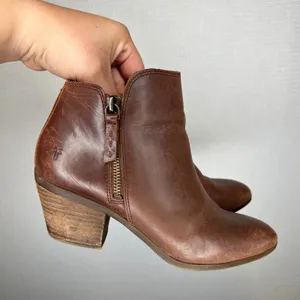 Frye Carson Piping Leather Ankle Boots Cognac Brown Zip Block Heel 7M 3471733-WH thumbnail 1