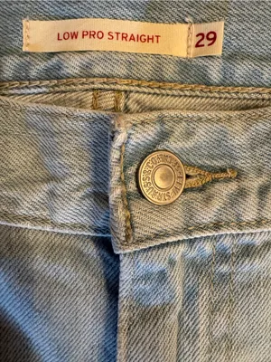 Levi’s Low Pro Straight Distressed Light Wash Jeans – Size 29 thumbnail 3