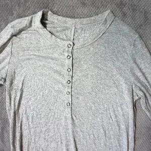 Aerie Women’s XS Gray Ribbed Long Sleeve Henley Snap Button Curved Hem Top #1800 thumbnail 3