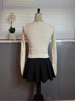 Brandy Melville John Galt Cream Ribbed V Neck Sweater Top Size M Long Sleeve thumbnail 6