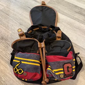 Harry Potter Hogwarts Gryffindor Backpack Alumni Satchel Tote 9 3/4 Wizard World thumbnail 5