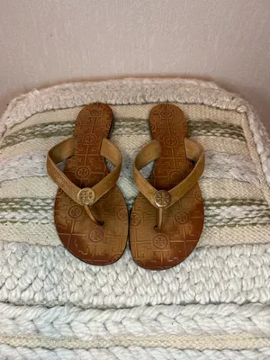 Tory Burch Brown Leather Logo Medallion Thong Sandals Size 11 thumbnail 3
