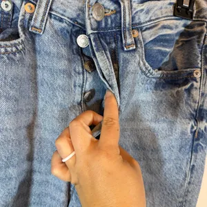 Aeropostale Low Rise Skater Jeans Womens 00R Destroyed Distressed Leg Light Wash thumbnail 4