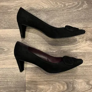Stuart Weitzman Suede Leather Pumps with Flower Petal Detail Size 8 thumbnail 4