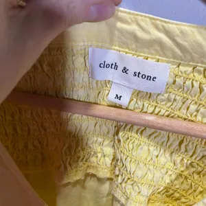 Cloth & Stone V-Neck Smocked Ruffle Blouse‎ Womens Medium Yellow Excellent Boho thumbnail 4