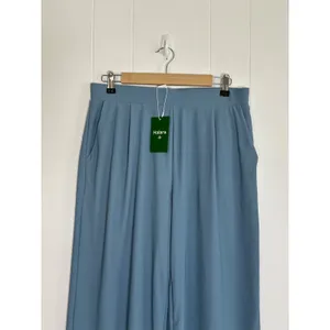 NWT‎ Halara Dusty Blue Wide Leg Pleated High Waisted Pockets Ribbed Trousers L thumbnail 5