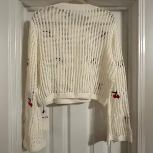 NWT Yozy Cherry Embroidered White Sweater Size L thumbnail 5