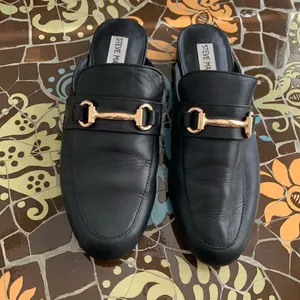STEVE MADDEN FLAT MULES Sz: 6M thumbnail 1