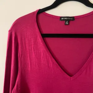 NWT Beyond Yoga Hot Pink Long Sleeve V-neck Loungewear Shirt Women's size Medium thumbnail 3