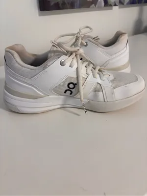 On Cloud women’s 7.5 The Roger Clubhouse Pro White Tennis Shoes Sneakers thumbnail 4
