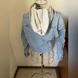 American Eagle Cropped Hooded Denim Jacket Distressed Raw Hem XS Light Wash thumbnail 10