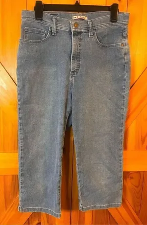 Lee Classic fit at the Waist Cropped Denim Blue Jean Capris Size 8M (1110) thumbnail 1