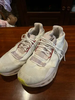 On Cloud Running Shoes thumbnail 2