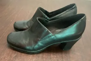 Clarks Bendables‎ Black Leather 2 Inch Heeled Loafer Size 7.5M Career Comfort thumbnail 1