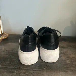 Ideal Shoes black lace-up platform sneakers thumbnail 5
