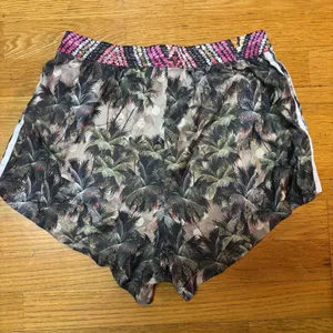 Adidas x Farm Rio ❤️SOLD❤️Outdoor Hiking Running Camping Preppy Activewear Shorts L thumbnail 4