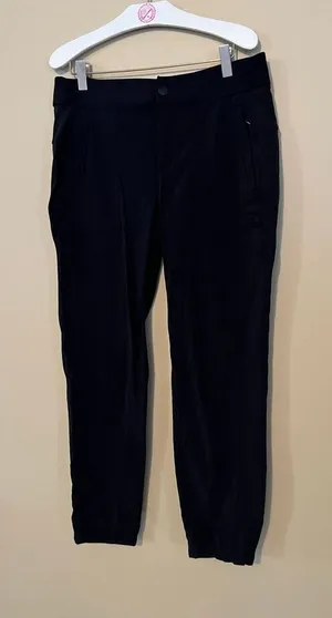 Athleta Black Womans Pants Size 8 thumbnail 1