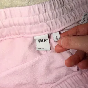 TNA Aritzia‎ Pink Shorts Size Medium NWOT thumbnail 2