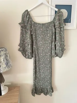 Petal & Pup Leia Smocked Ruffle Floral Midi Dress in Size US 0 thumbnail 6