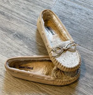 Minnetonka Women's Cally Faux Fur Slipper Cinnamon Leather Bow US 9M thumbnail 1