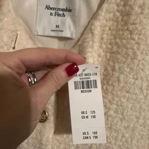 NWT Abercrombie & Fitch Collarless Boucle Wool Blend Short Jacket NWOT Size M thumbnail 4