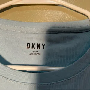 DKNY Women's‎ Size Small Crewneck T-Shirt Light Blue Cap Sleeves Organic Cotton thumbnail 7